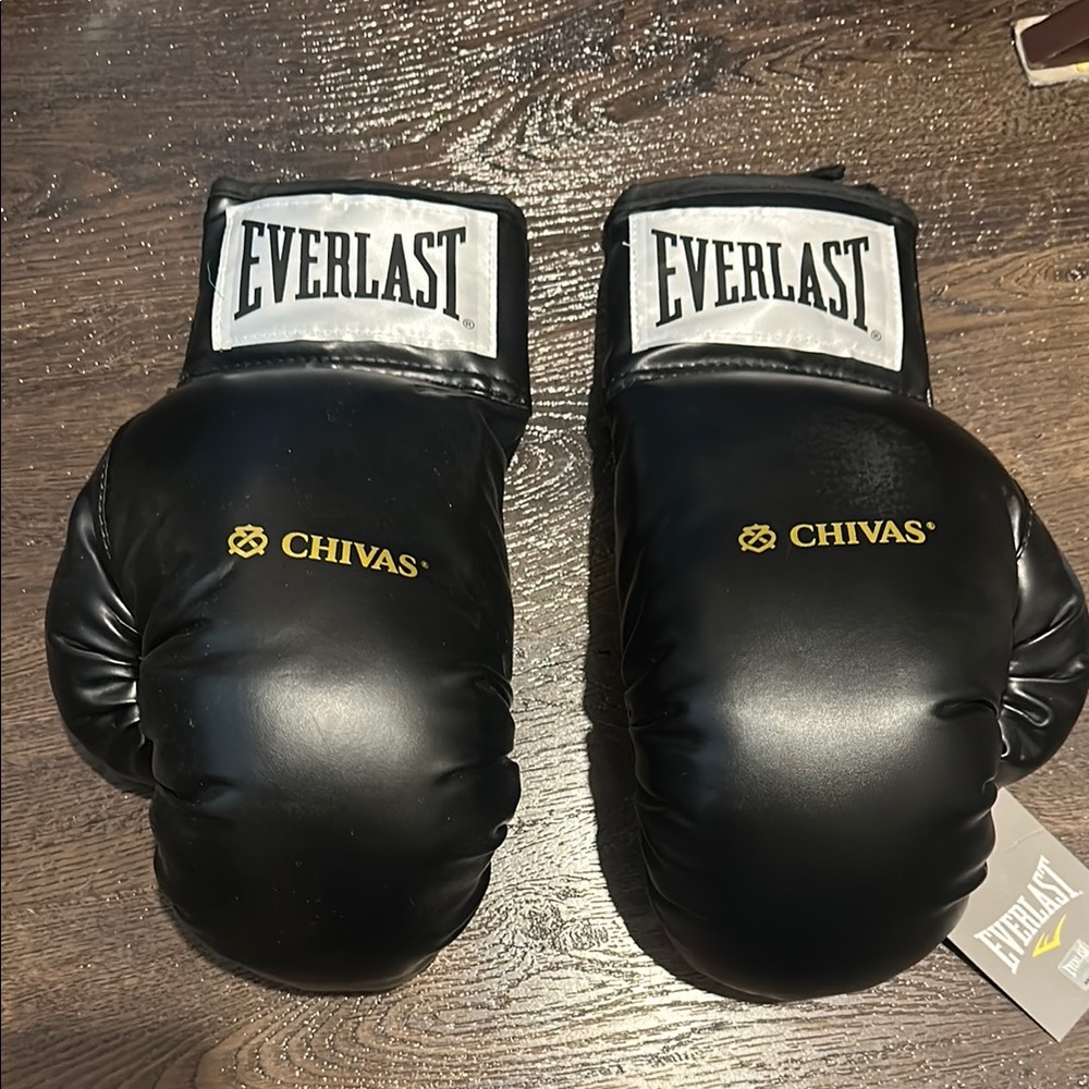 Everlast Black Boxing Gloves with lace back. Unisex size